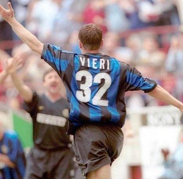 Bobo Vieri ha postato sul suo Instagram una foto che lo ritrae con la maglia dell&#39;Inter: 